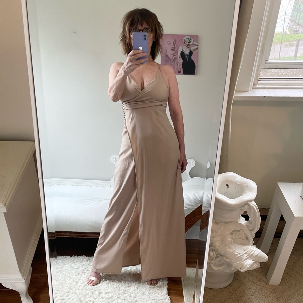 VINTAGE TAN NUDE ADJUSTABLE STRAP MAXI DRESS SIDE BUTTONS FRONT SLIT BACK ZIPPER
